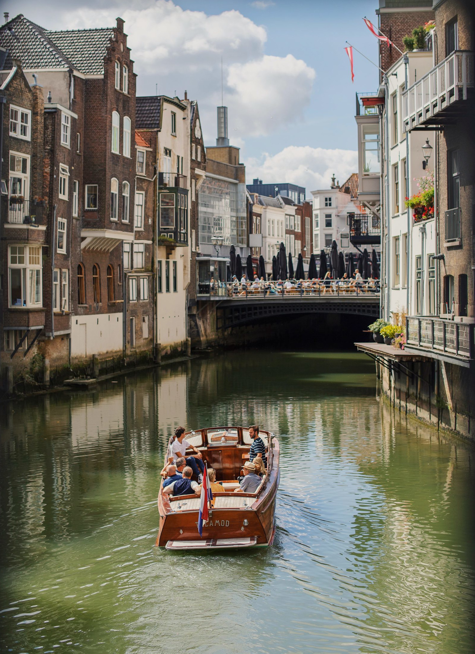 Foto vanaf de Wijnbrug met zicht op het Scheffersplein